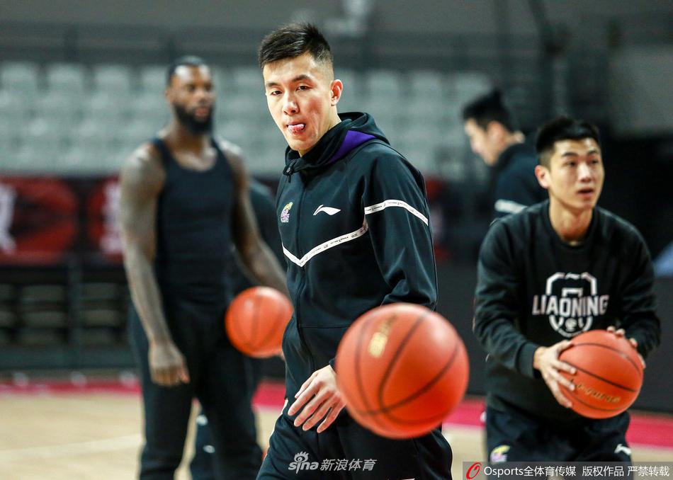 辽宁飞豹训练馆内,郭艾伦运球穿越人墙,目光如炬,仿佛已将赛场的喧嚣置于脑后,眼中只剩下对胜利的无限渴望。