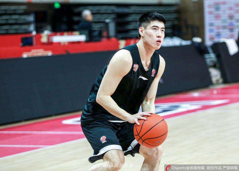 队内对抗赛上，吴前面对年轻队员的贴身紧逼，眼神坚毅地护住球，他利用一个漂亮的转身突破防线，展现了作为队长在关键时刻的冷静与果敢。