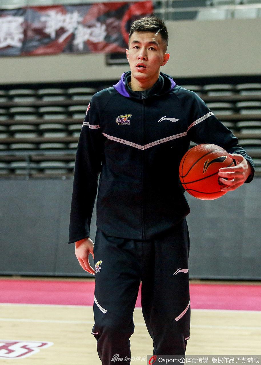 辽宁队进行战术演练,郭艾伦在人群中高高跃起,试图封盖队友的投篮,展现出了他在防守端的积极性与出色的身体控制能力。