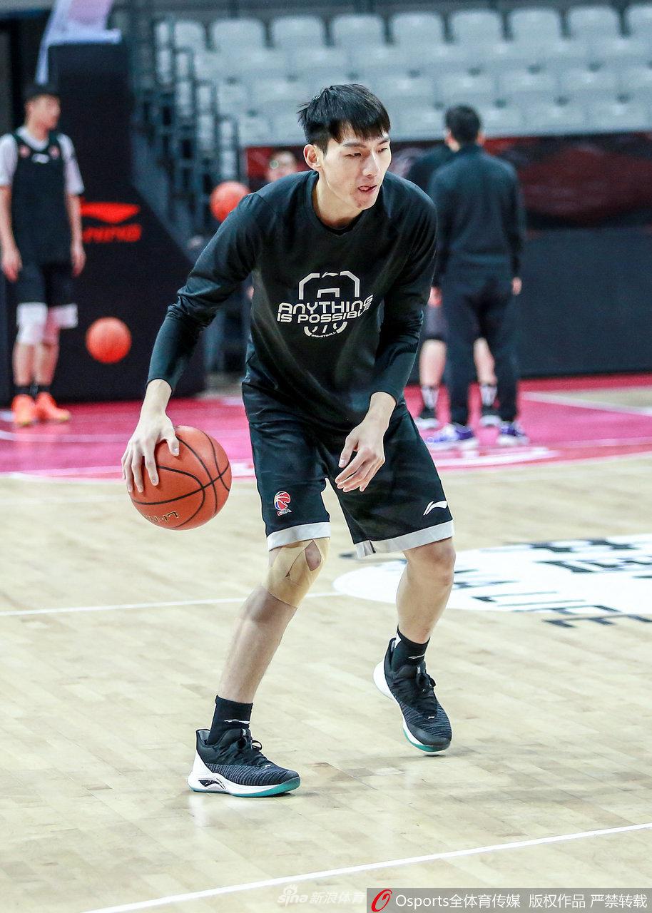 训练结束后，吴前加练折返跑，汗水早已浸透了他的球衣，在灯光的照耀下闪着光，他大口喘着粗气，但步伐依然坚定，这是属于队长的担当与执着。