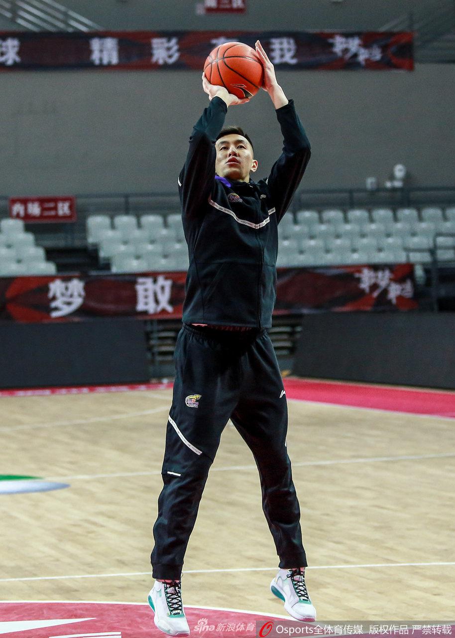 郭艾伦在体能教练的辅助下进行核心力量训练,肌肉线条分明,每一个动作都充满力量感,仿佛一头蓄势待发的猎豹,随时准备撕裂对手的防线。