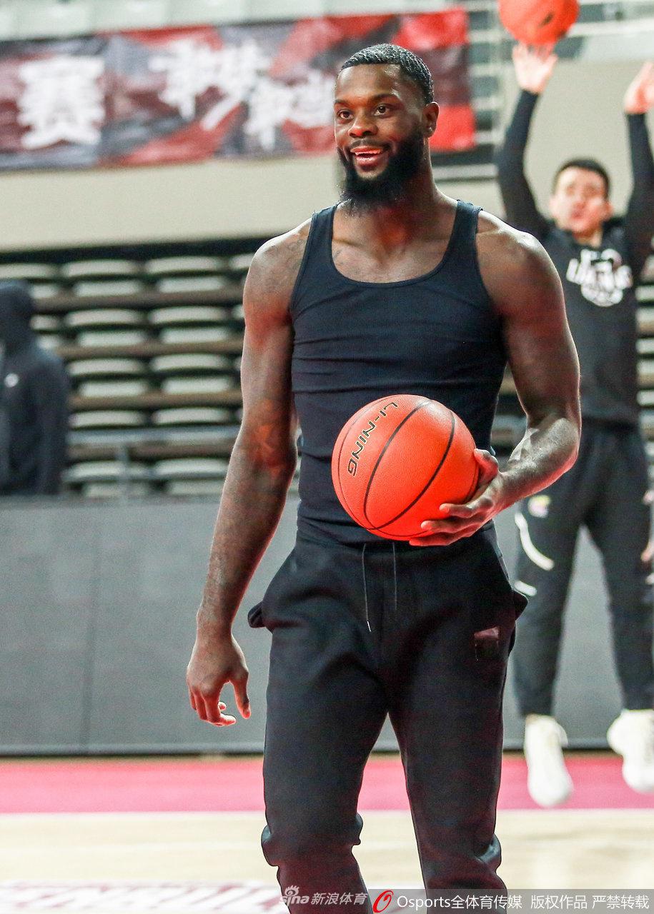 郭艾伦在对抗中强行突破,面对防守悍将的贴防毫无惧色,手臂青筋暴起,将“拼命三郎”的作风展现得淋漓尽致。