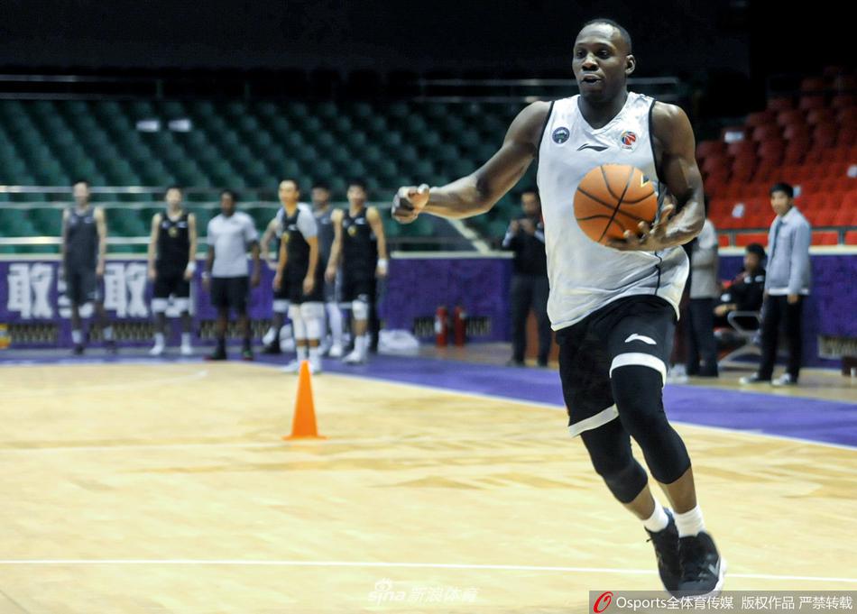 年轻球员陈培东在快攻中高高跃起，虽然面容还带着稚嫩，但上篮的动作却异常果敢坚决，他是山东篮球未来的希望之星。