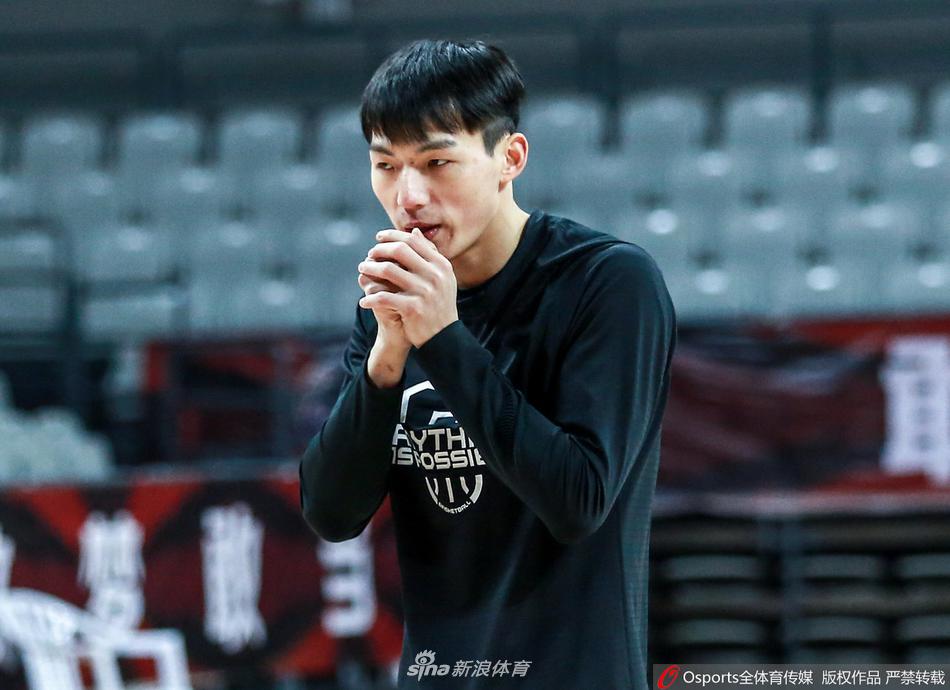 核心后卫吴前在训练间隙，对着双手哈气，白色的雾气在寒冷的冬日球馆里升腾，他专注的眼神仿佛在点燃手中的篮球之火。