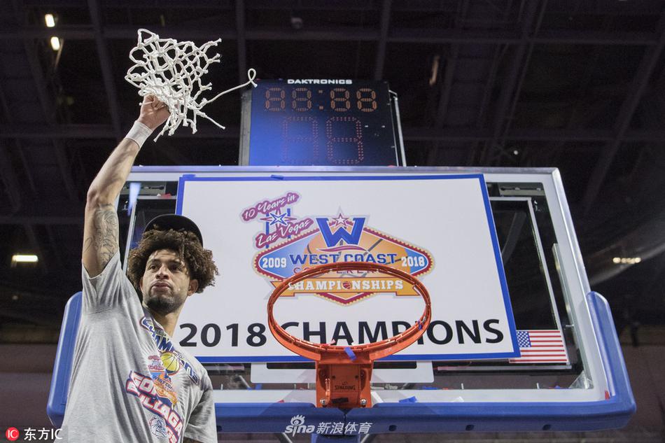 胜利的狂欢时刻,冈萨加大学的球员们在中圈紧紧相拥,仿佛要将整个赛季的努力都揉进这个拥抱里。紫色的夺冠帽子还未来得及戴正,脸上的笑容与激动的汗水交织,背景的彩带如同他们辉煌战绩的碎片,漫天飞舞。