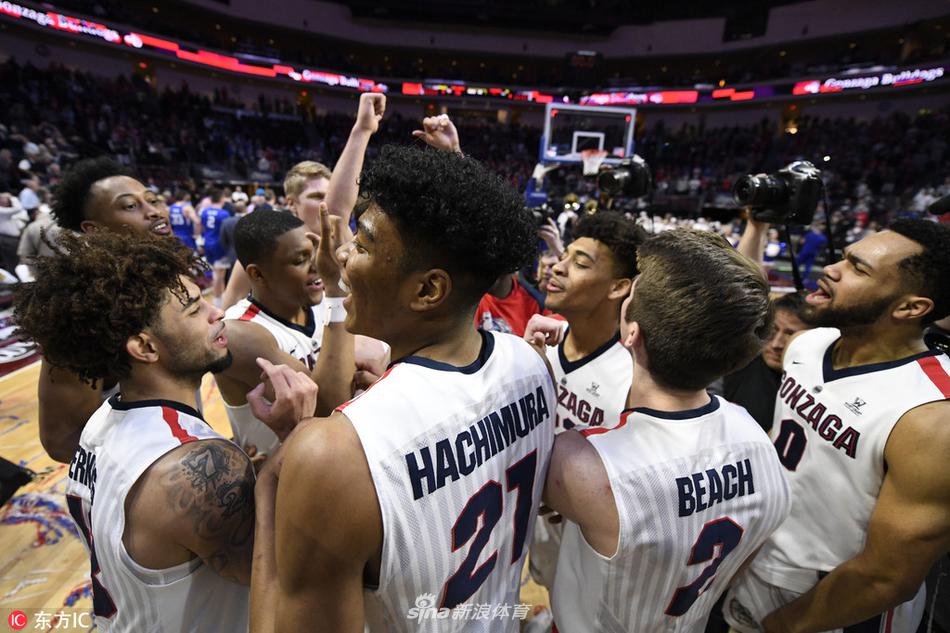 终场哨响,冈萨加的球员们高举双臂,庆祝胜利。紫色的夺冠纪念T恤和帽子成为球场的主色调,他们围在一起跳跃着,脸上的笑容比拉斯维加斯的聚光灯还要耀眼。这一刻,他们是西海岸无可争议的霸主。