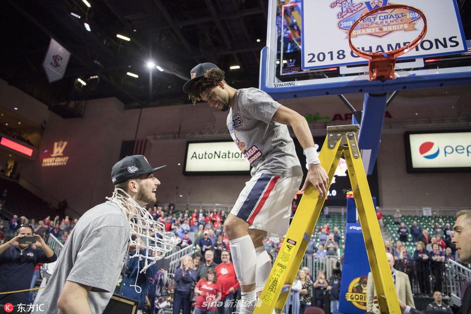 冈萨加球员扎克·诺维尔二世在快攻中完成一记势大力沉的单手劈扣。他像一道紫色的闪电划过球场,高高跃起时,身体几乎与篮筐平行,手中的篮球被他狠狠砸进篮筐,发出沉闷的巨响。这一扣,仿佛也将杨百翰大学的反扑希望彻底扣碎。