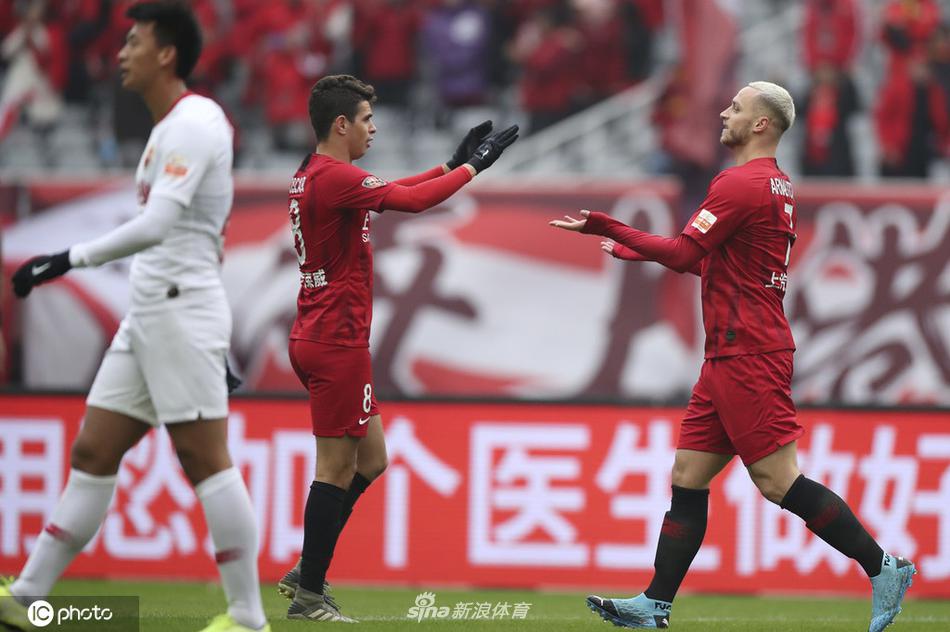 上海上港队球星在进球后激情庆祝，主场八万人体育场成为红色的海洋，球迷的欢呼声仿佛要掀翻屋顶，定格在这个荣耀的赛季收官时刻。