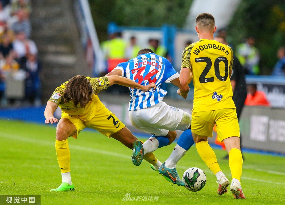 终场哨响，普雷斯顿队员欢聚一堂庆祝大胜，哈镇球员则黯然离场，形成鲜明对比