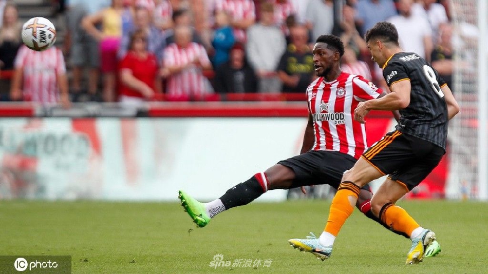 布伦特福德球员庆祝进球，全队相拥狂奔，替补席瞬间沸腾如同金色蜂群涌入场内。