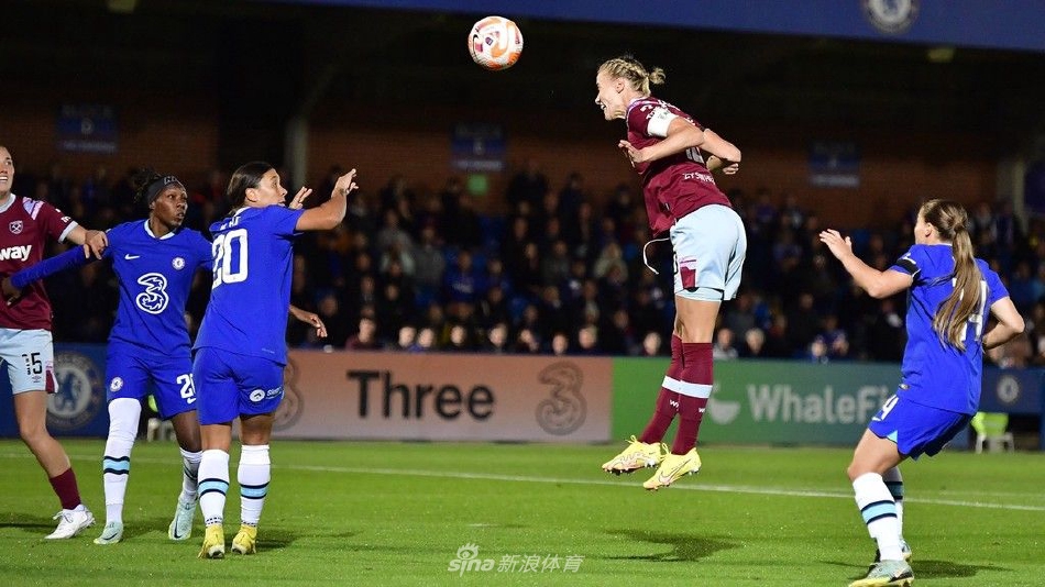 比赛关键时刻，切尔西与西汉姆联球员在禁区内激烈拼抢，双方身体对抗激烈，皮球在人群缝隙中穿梭。