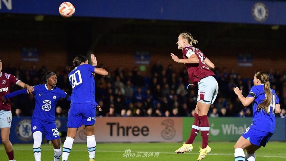 切尔西女足队长米莉·布赖特高高跃起，力压防守球员，精准地将角球顶进球门，展现出色的制空能力。