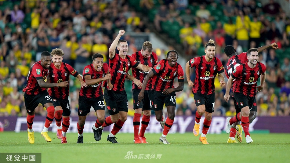 赛后两队球员相互致意，汗水浸透球衣，脸上写满疲惫与尊重