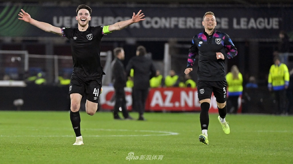 赛后，西汉姆联全队紧紧围在一起，在阿尔克马尔主场耀眼的灯光下激情呐喊庆祝，每个人的脸上都写满了难以置信的喜悦和如释重负的激动。