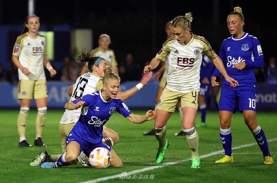 埃弗顿女足全队在赛后肩并肩走向球迷看台，鼓掌致谢，与满场的蓝色旗帜共同构成一幅温馨而胜利的画面。