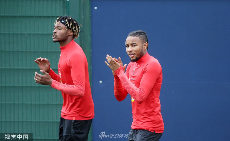 维尔纳在绿茵场上高速冲刺，金发在阳光下飞扬，笑容灿烂，显示出极佳的身体状态和愉悦的心情。