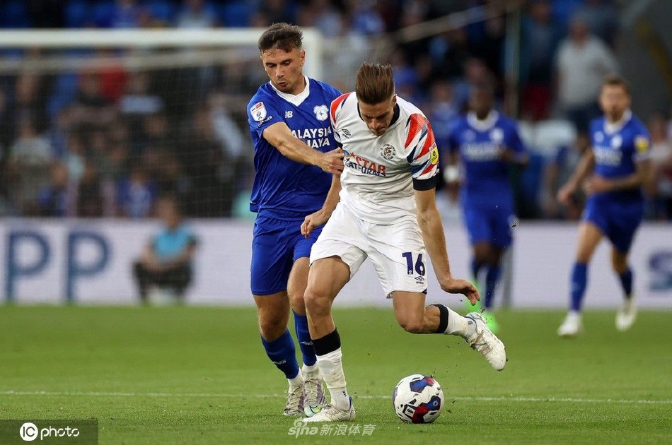 卢顿镇门将飞身跃起，做出一次世界级的精彩扑救，单掌将势在必得的射门托出横梁。