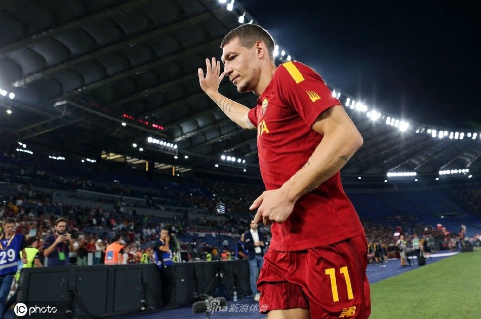 贝洛蒂在球场边线处全神贯注进行热身，他紧抿嘴唇目光如炬地望向场内激烈的赛况，身体姿态蓄势待发，彰显顶级职业球员的专注与投入。