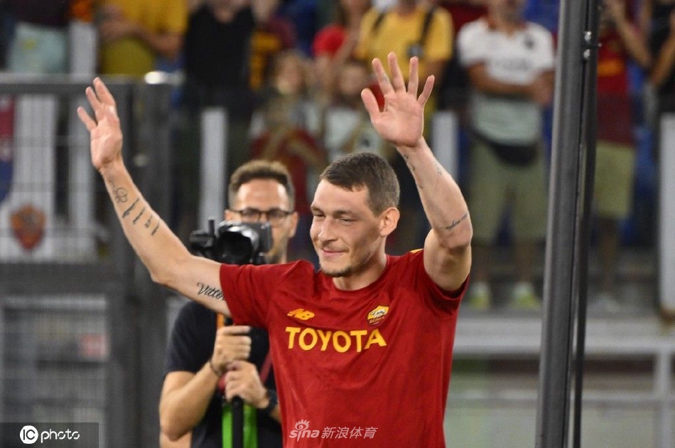 贝洛蒂站在宏伟的罗马奥林匹克体育场中央，以球场和看台为背景，他双臂微微张开，仿佛在拥抱这座属于他的新舞台，画面充满仪式感与雄心壮志。