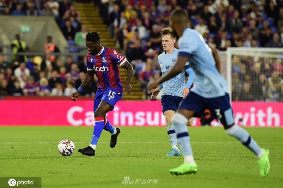 比赛结束后，双方球员相互握手致意，汗水浸湿球衣，脸上写满疲惫与拼搏后的释然，背景是逐渐散去的球迷看台。