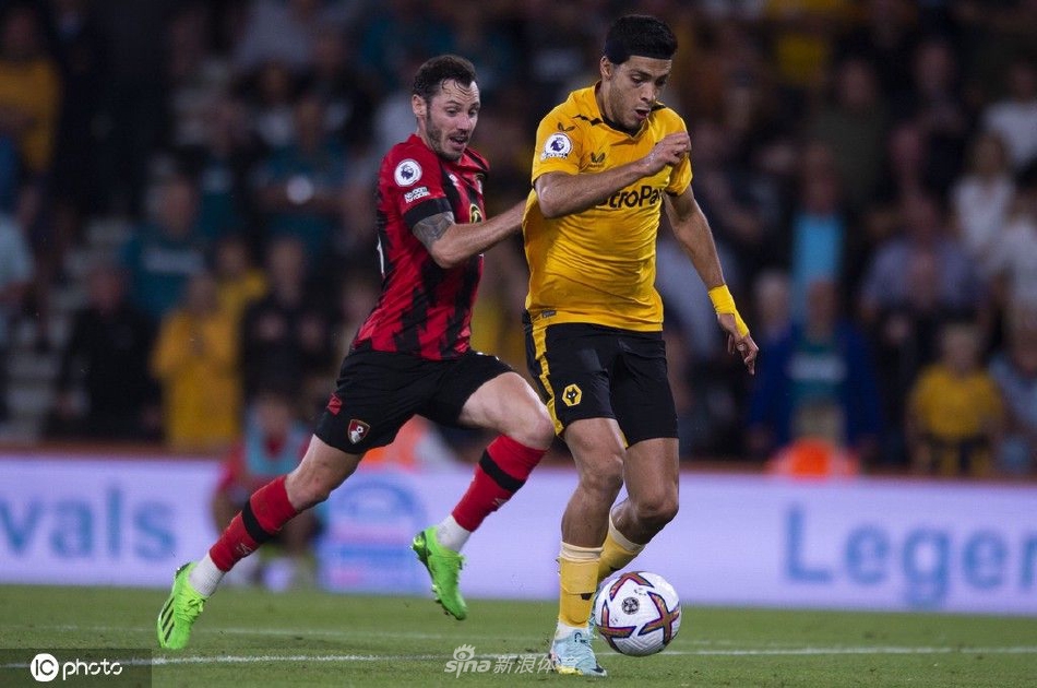 伯恩茅斯球员突破倒地，裁判鸣哨瞬间，双方球员神情紧张聚焦于判罚，气氛凝固。