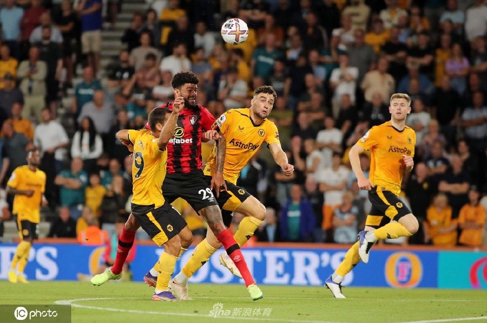 看台一角，一位小球迷身穿主场球衣，手托脸颊眼神专注凝望赛场，对未来充满无限憧憬。