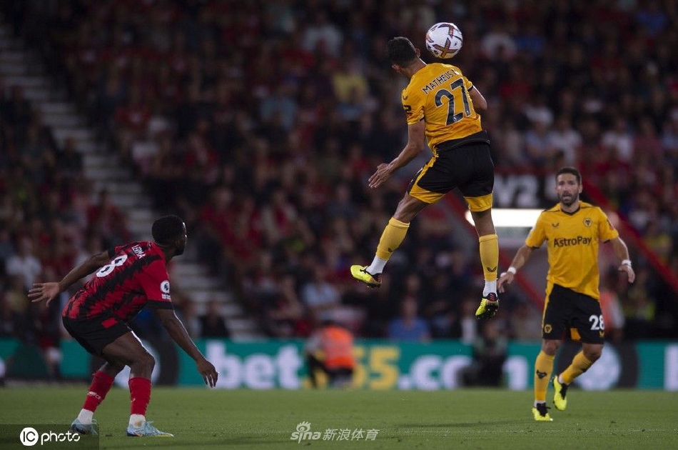 伯恩茅斯门将飞身跃起单掌托球，身体极致舒展，将对手一记势在必得的远射拒之门外。