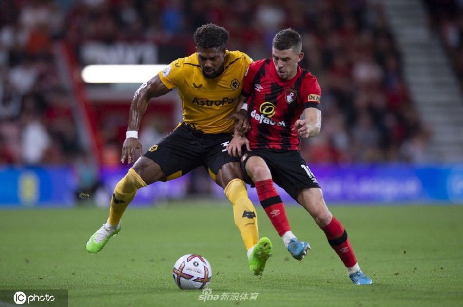 终场哨响，双方球员汗流浃背相互致意，混杂着疲惫与尊重的复杂情绪写在每个人脸上。