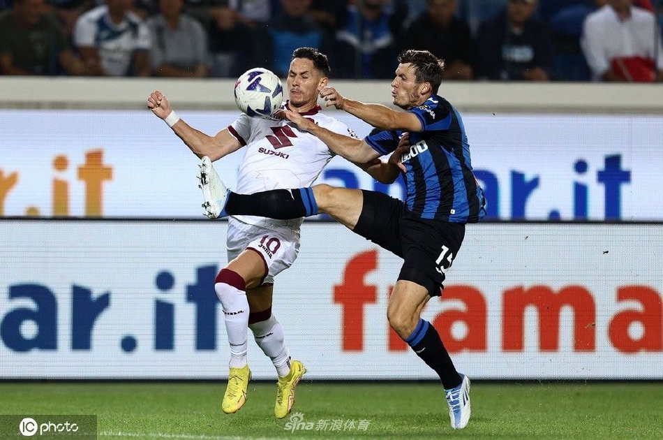 夜幕下的蓝色竞技球场全景，灯光如星海，映照着这场载入史册的胜利