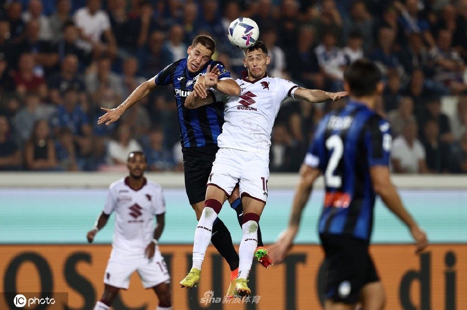 都灵队弗拉西奇破门后略显安慰的庆祝，客队球员在失望的亚特兰大后卫身边相拥