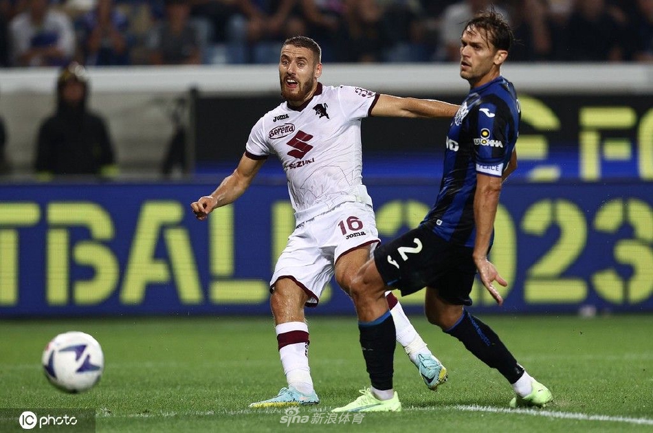 亚特兰大球员庆祝进球，主帅加斯佩里尼在场边振臂高呼，替补席一片欢腾