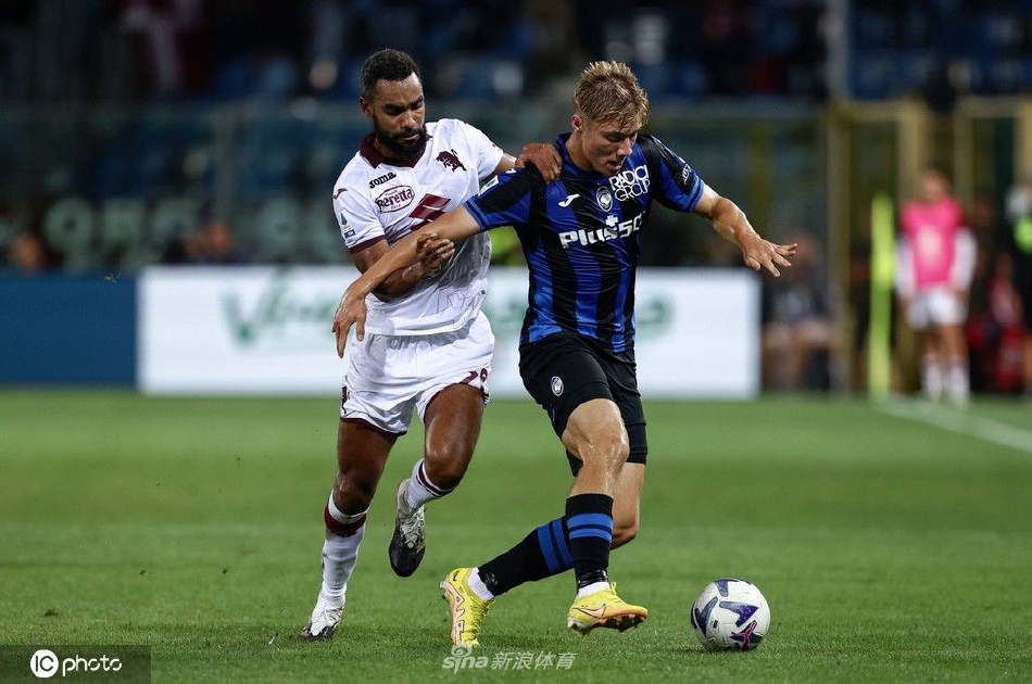 库普梅纳斯轰入世界波后张开双臂奔跑庆祝，背景是激动不已的主场球迷