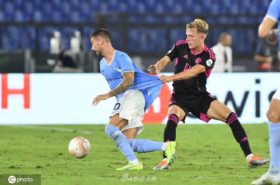 拉齐奥主帅萨里在场边专注指挥，他对球队最后时刻的松懈感到不满，强调了欧战保持专注的重要性。