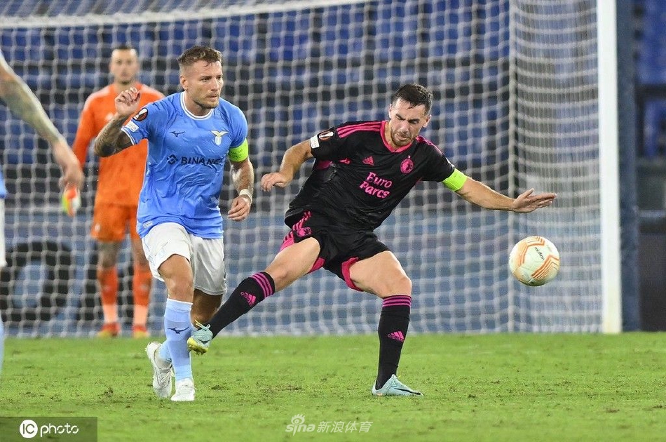 比赛结束后，双方球员相互致意，背景中可以看到记分牌上清晰的4-2比分，记录了这个激动人心的夜晚。