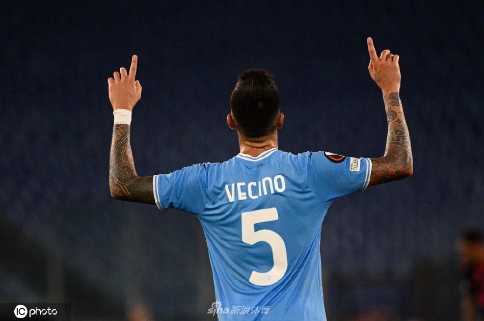 拉齐奥中场贝西诺劲射破门后怒吼庆祝，他本场比赛表现极为出色，完成了两个进球和一次助攻。