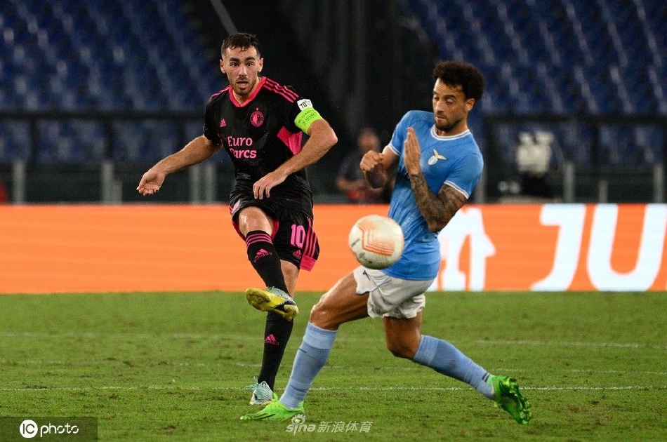 看台上拉齐奥的忠实球迷挥舞着围巾，营造出浩瀚的蓝色海洋，他们的呐喊是球队主场作战的第十二人力量。