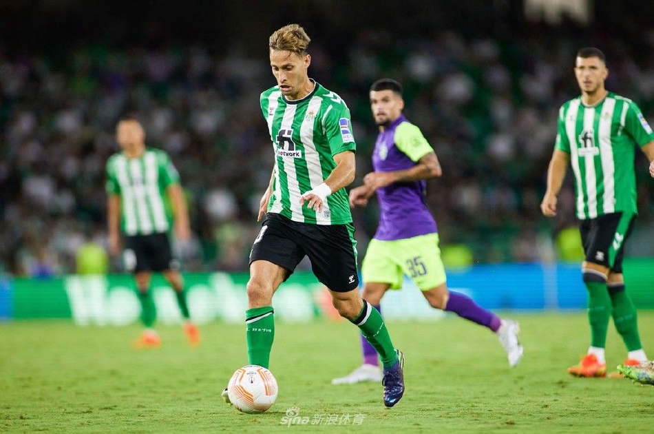 贝蒂斯门将飞身侧扑，单掌将对手极具威胁的射门托出横梁