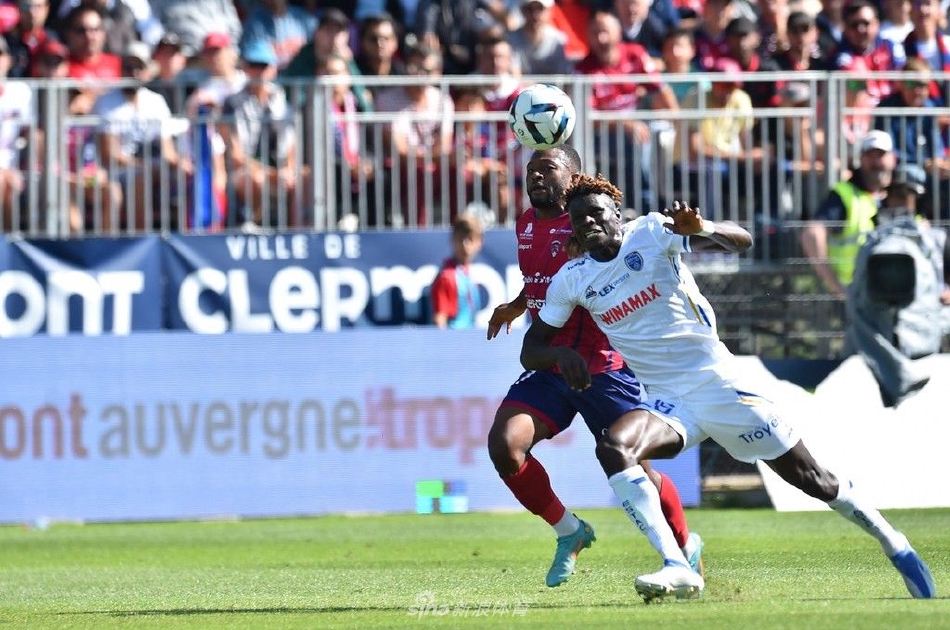 特鲁瓦球员锁定胜局后张开双臂滑跪庆祝，尽显激情与狂放