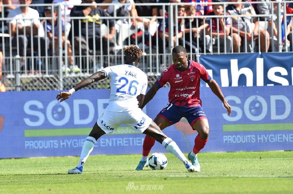 特鲁瓦后卫高高跃起，力压群雄将球狠狠顶入球门死角