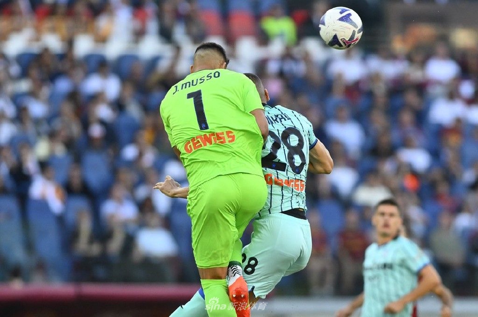 罗马队核心球员洛伦佐·佩莱格里尼在亚特兰大球员的严密盯防下尝试突破，他的表情专注而坚毅，是罗马中场进攻组织的关键人物。