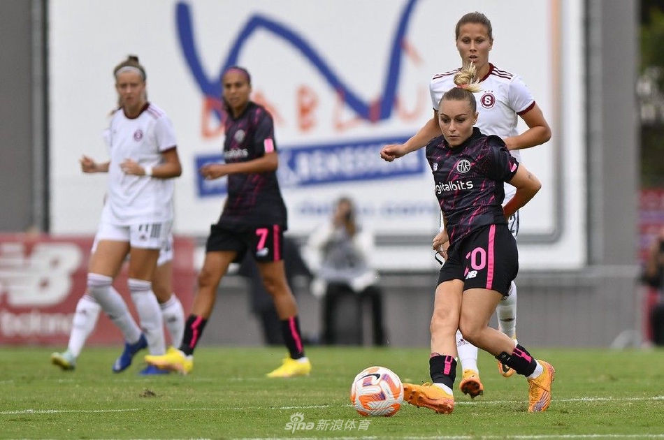 挪威边锋埃米莉·哈维带球犀利突破，她的速度与技术是罗马队边路进攻的利器。
