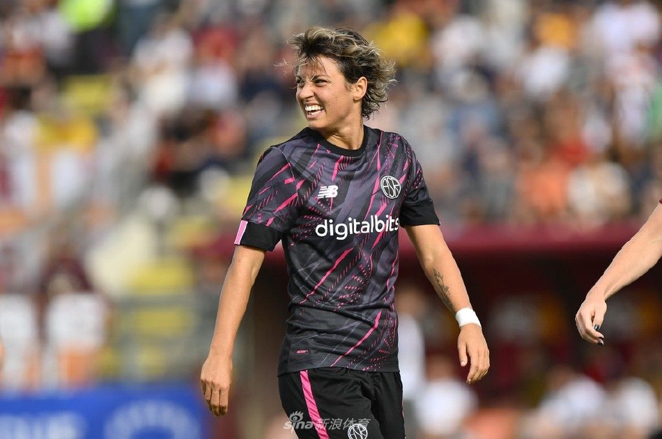 比赛结束后，罗马女足全体队员手牵手走向主场球迷看台，深情鞠躬感谢球迷不离不弃的支持。