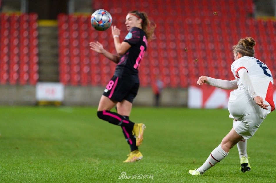 罗马后卫贝娅塔·科尔马茨在角球进攻中力压防守队员，奋力将球顶入球门