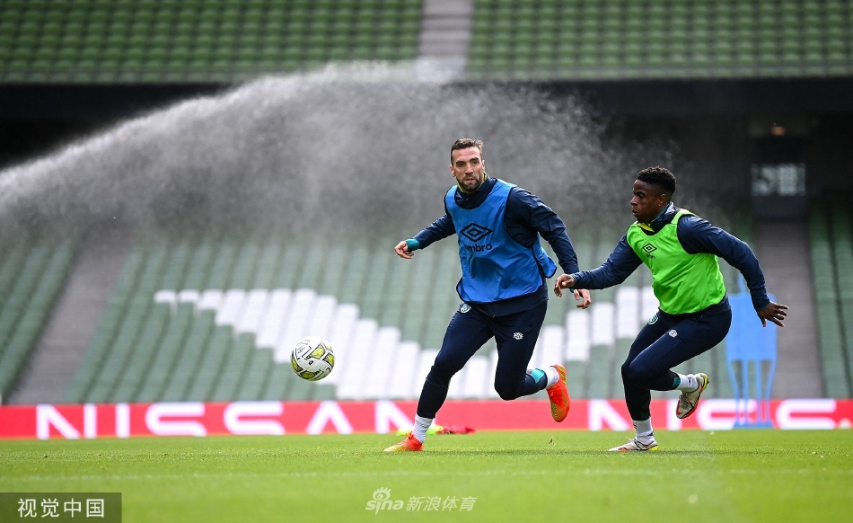 主帅斯蒂芬·肯尼在场边双臂环抱，目光如炬地审视着训练，他的每一个决策都将直接影响球队在关键战役中的命运。