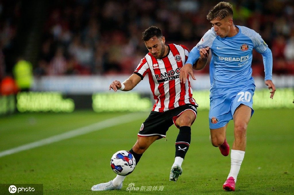 谢菲联球员打入制胜球后张开双臂狂奔庆祝，队友们从身后激动地追赶上来，准备一同分享进球的喜悦。