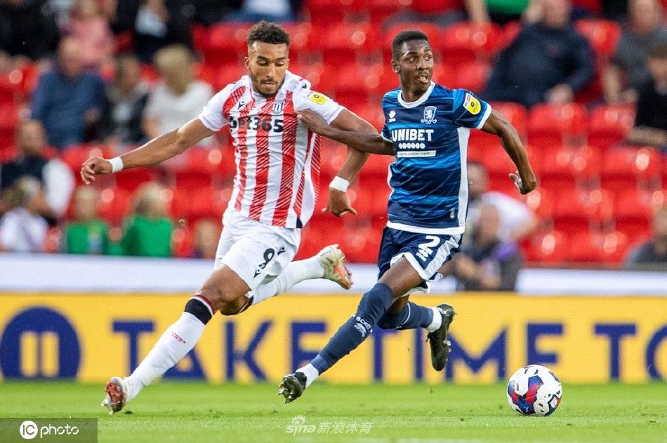 斯托克城前锋雅各布·布朗进球后张开双臂，在主场球迷的欢呼声中激情奔跑庆祝