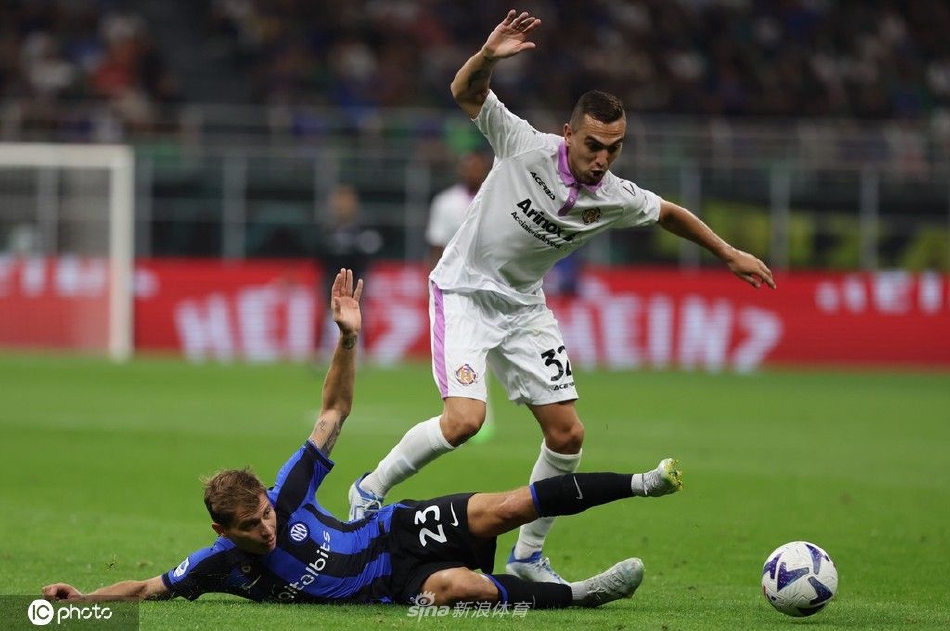 劳塔罗与对方后卫激烈拼抢，展现其永不放弃的斗士精神