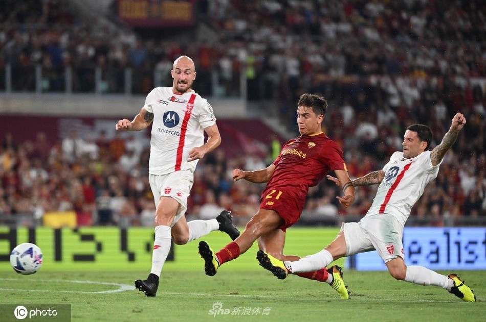 伊巴涅斯在角球进攻中力压防守队员，高高跃起将球狠狠顶入网窝