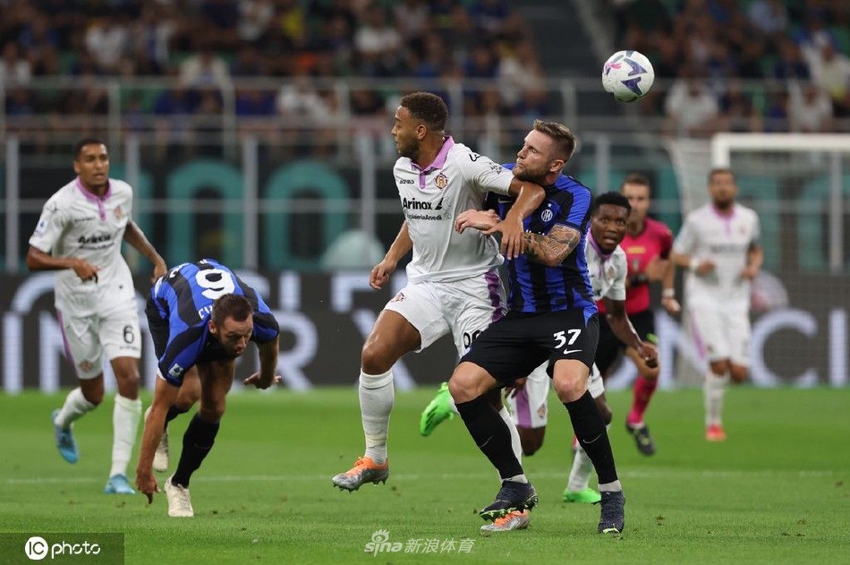 巴雷拉进球后振臂怒吼，尽情释放内心的激情与喜悦