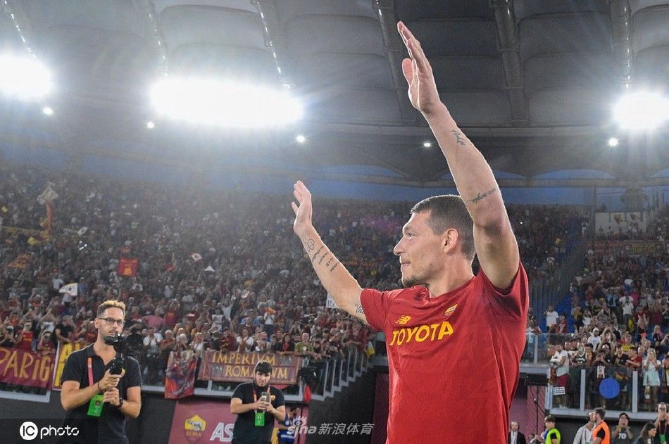 镜头捕捉到贝洛蒂与一位罗马队友在场边击掌的瞬间，两人手掌相触，脸上洋溢着笑容，展现了更衣室内积极融洽的团队氛围与新援快速融入的瞬间。